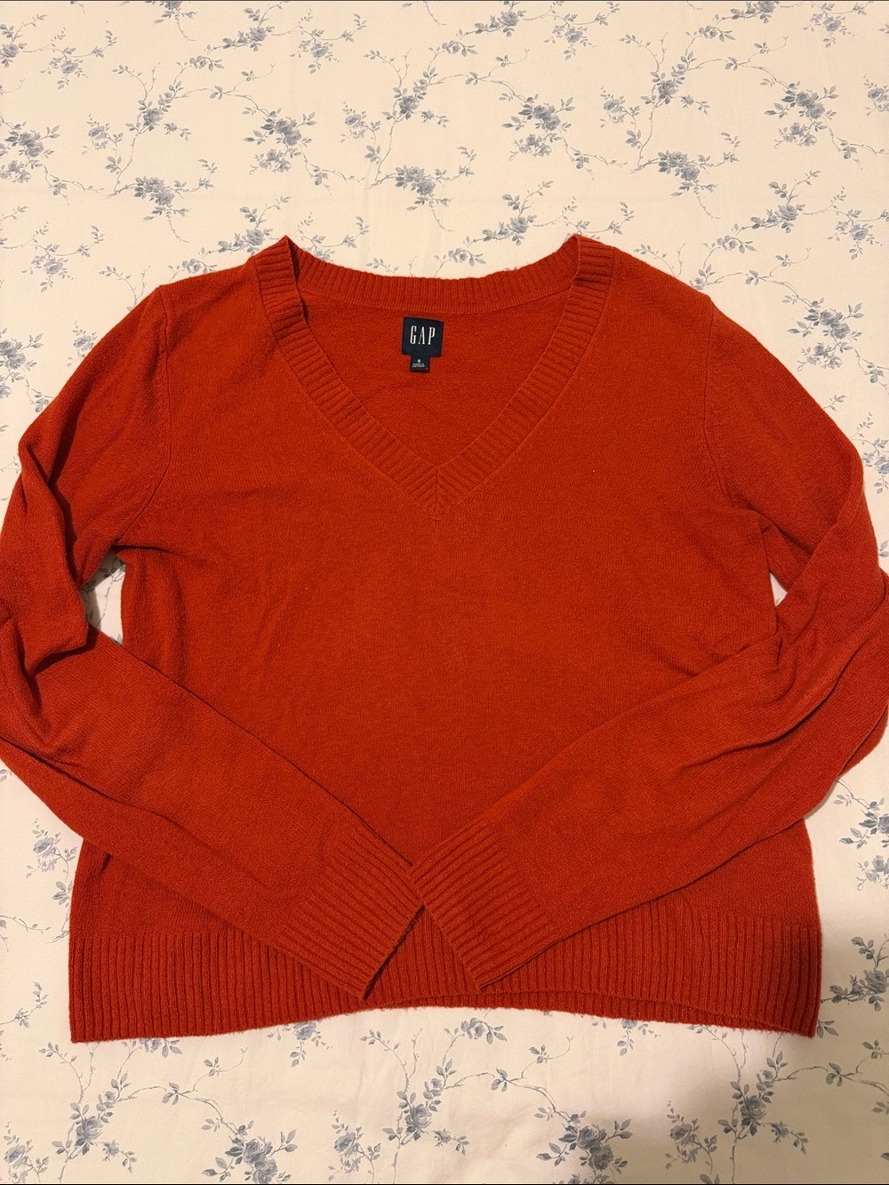 GAP Women's V-Neck Sweater in Rust Orange, Size Small